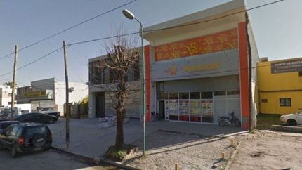 Entraron a un súper de Tolosa, balearon a un cliente y escaparon con la recaudación