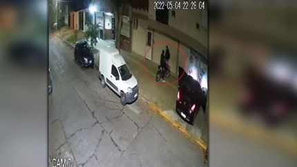 VIDEO: Motochorros sembraron terror en Meridiano V y le robaron el auto a un vecino