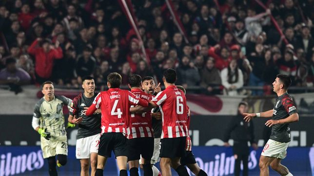 se conocio la sancion de santiago nunez: ¿cuantas fechas lo pierde estudiantes?