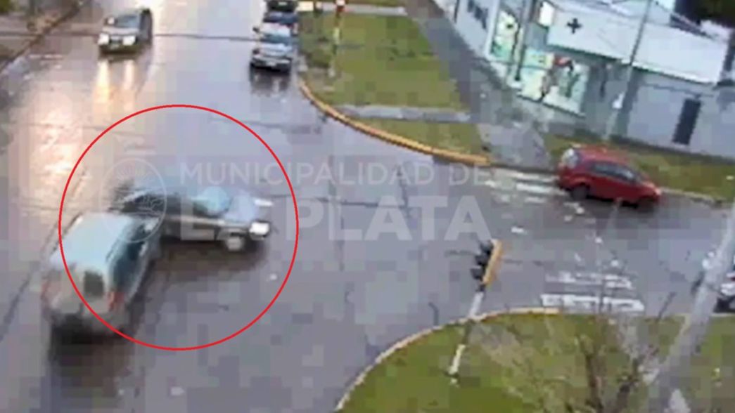 VIDEO: Fuerte choque entre dos autos que cruzaron cuando el semáforo cambiaba