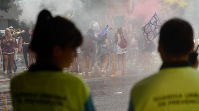 enojo por un violento upd: planean multar a los estudiantes que quemaron arboles en 44