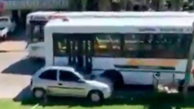 video: dos choferes chocaron y arrastraron a los autos estacionados para poder pasar