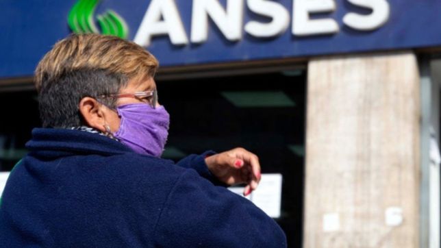 el gobierno define un bono a jubilados de $5000 y un aumento del 50% en la auh