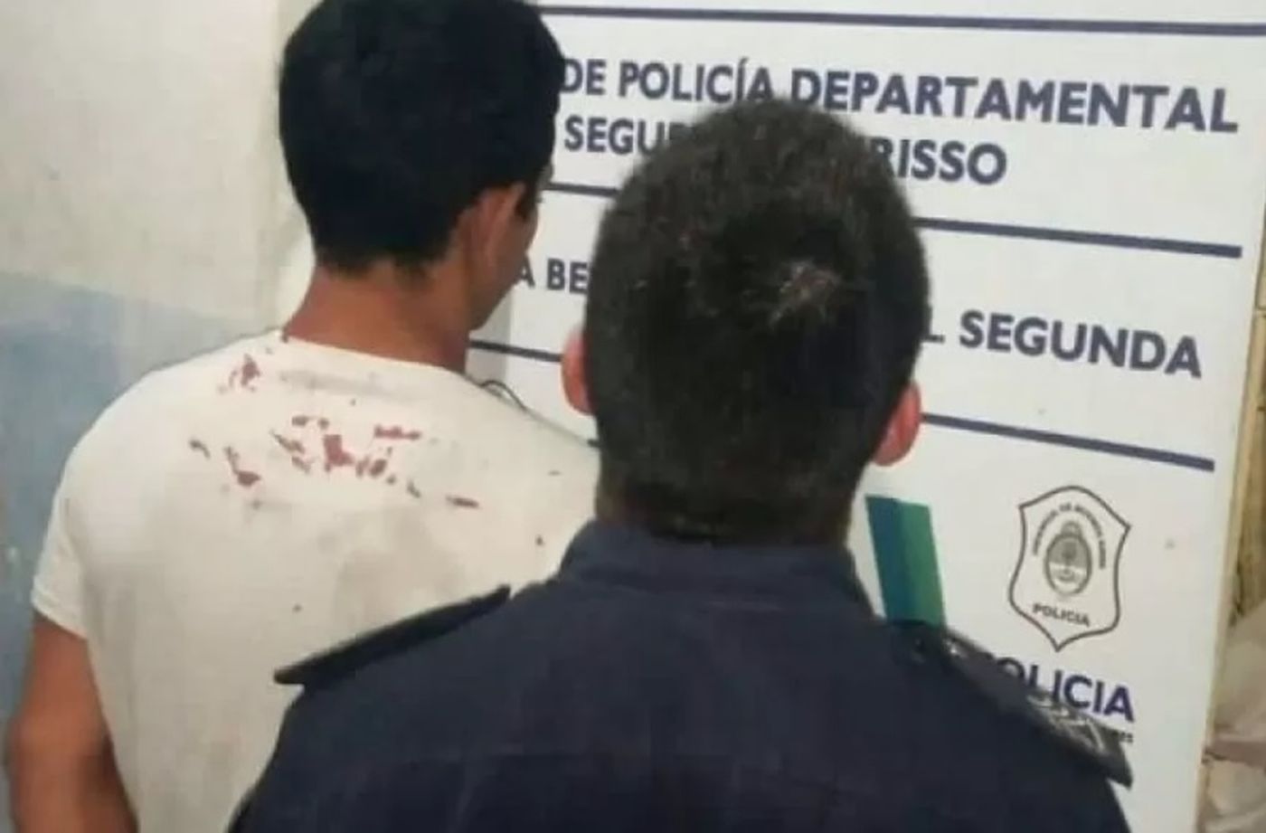La Polic&iacute;a detuvo en Berisso a un hombre acusado de obligar a su pareja a quemar con leche hirviendo a sus hijas porque si no la golpeaba.