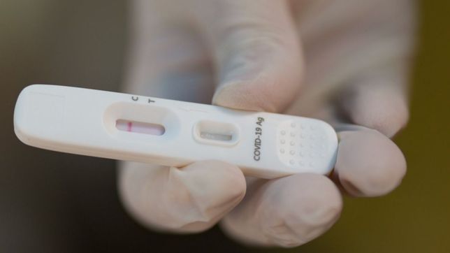 bajaron las internaciones por covid en argentina y los casos continuan en descenso