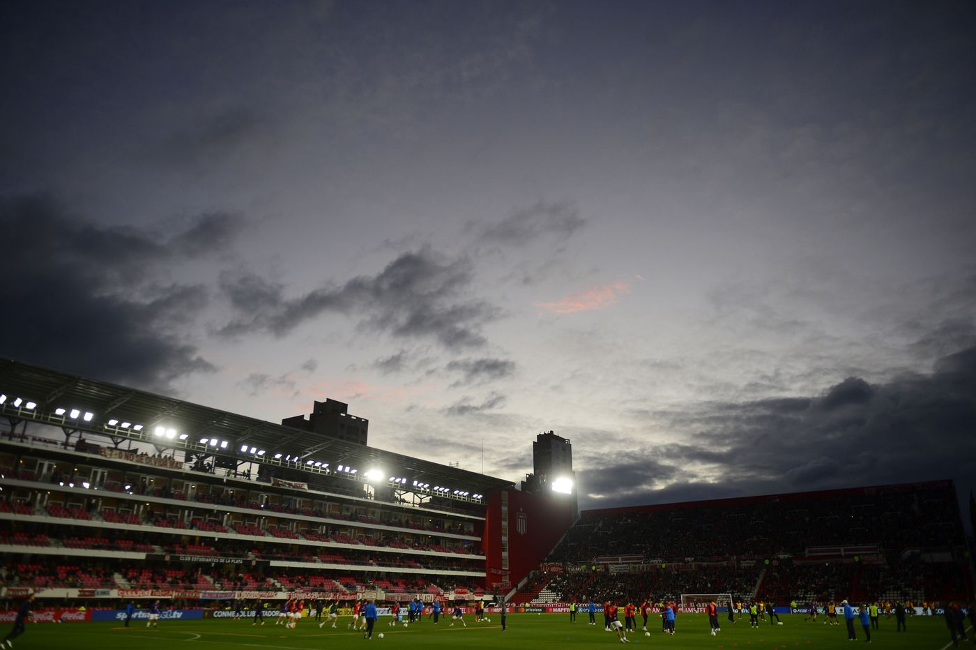 Estudiantes Cerro Porteño Estadio UNO atardecer