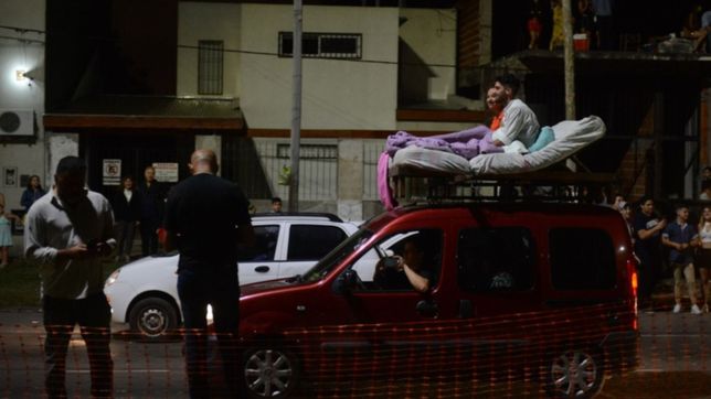 insolito: una pareja recorrio la quema de munecos en un colchon movil